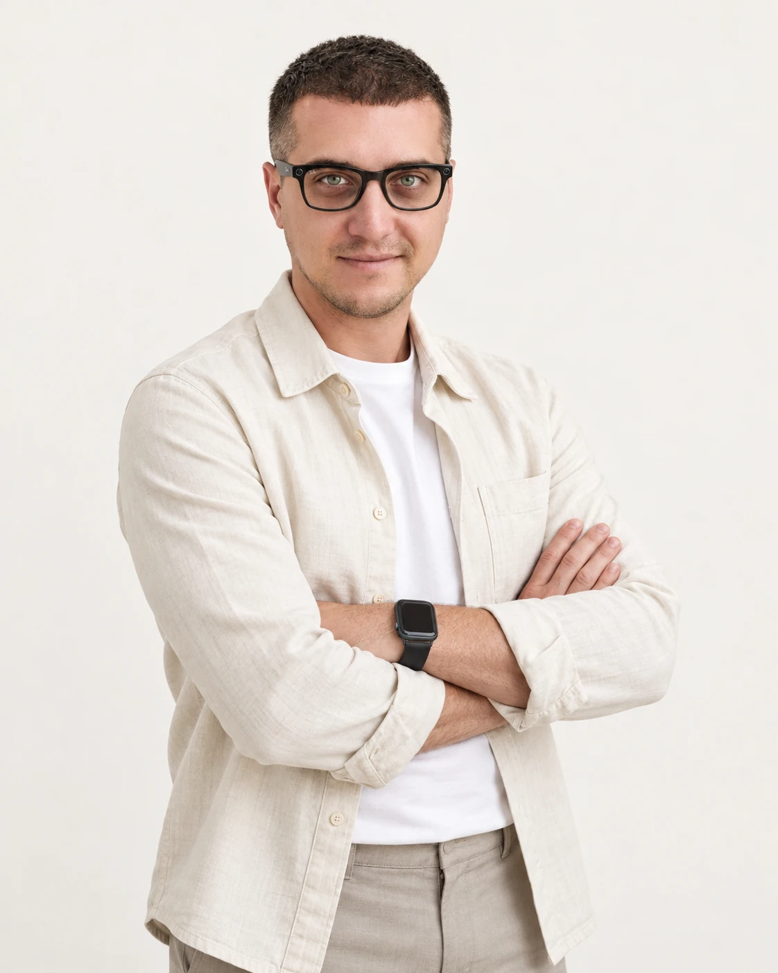 Анатолий Ботвинов в светлом casual и очках с прозрачными стёклами